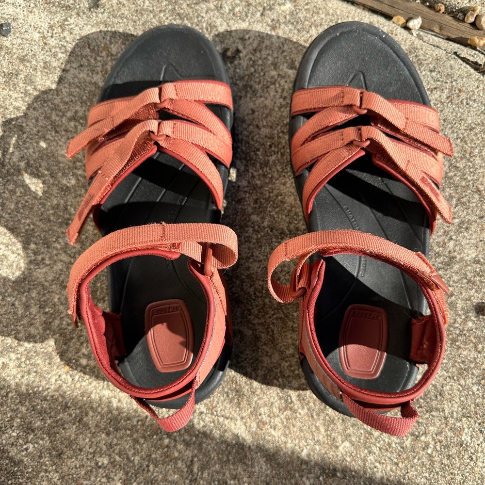 🩴TEVA strappy Tirra sandals size 8. discontinued red.